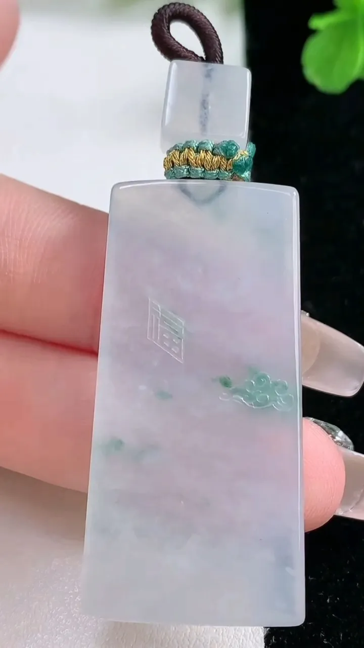 天然A货翡翠种飘花仿古无事牌吊坠，尺寸45.2-22.4-5.8，重量:20.14g
1月2日