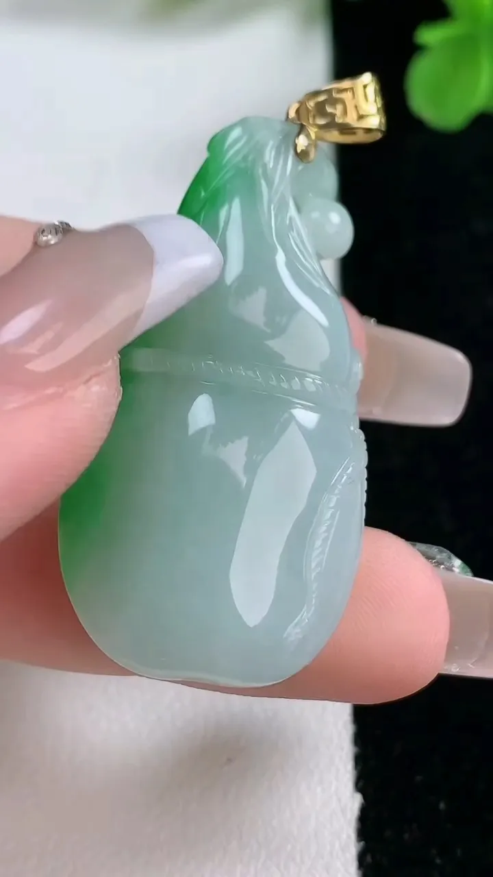 天然A货翡翠葫芦吊坠，尺寸41.6-21.8-11.7，重量:15.76g
1月2日