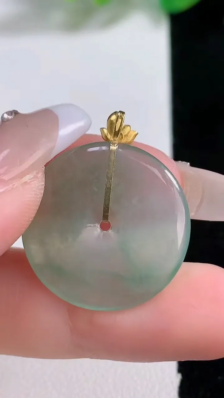 天然A货翡翠平安扣吊坠，尺寸23.2-2.8，重量:3.44g
1月2日