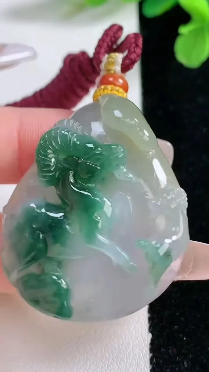 天然A货翡翠冰种双彩飘花生肖羊吊坠，尺寸41.6-35.5-11.8，重量:27.77g
1月2日