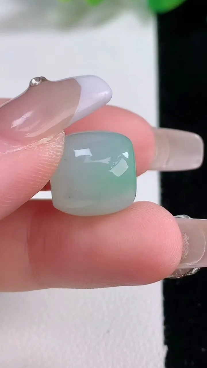 天然A货翡翠路路通吊坠，尺寸12.9-13，重量:4.72g
1月2日