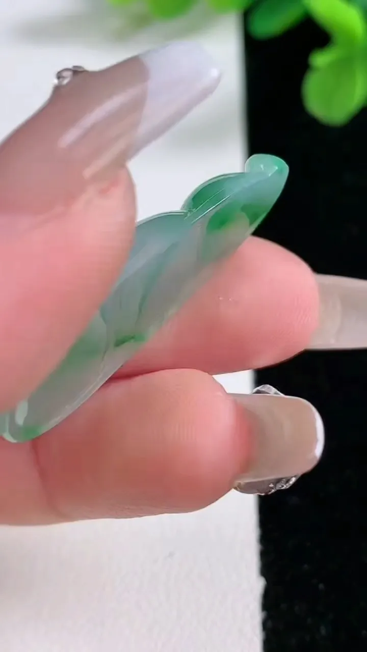 天然A货翡翠福豆吊坠，尺寸35.3-17.4-5.8，重量:5.76g
1月2日