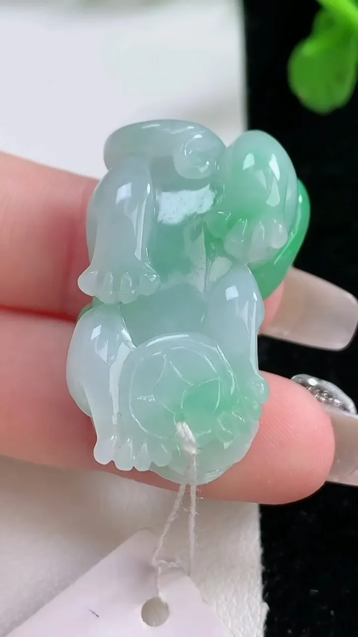 天然A货翡翠貔貅吊坠，尺寸34-20.3-11.8，重量:16.58g
1月2日