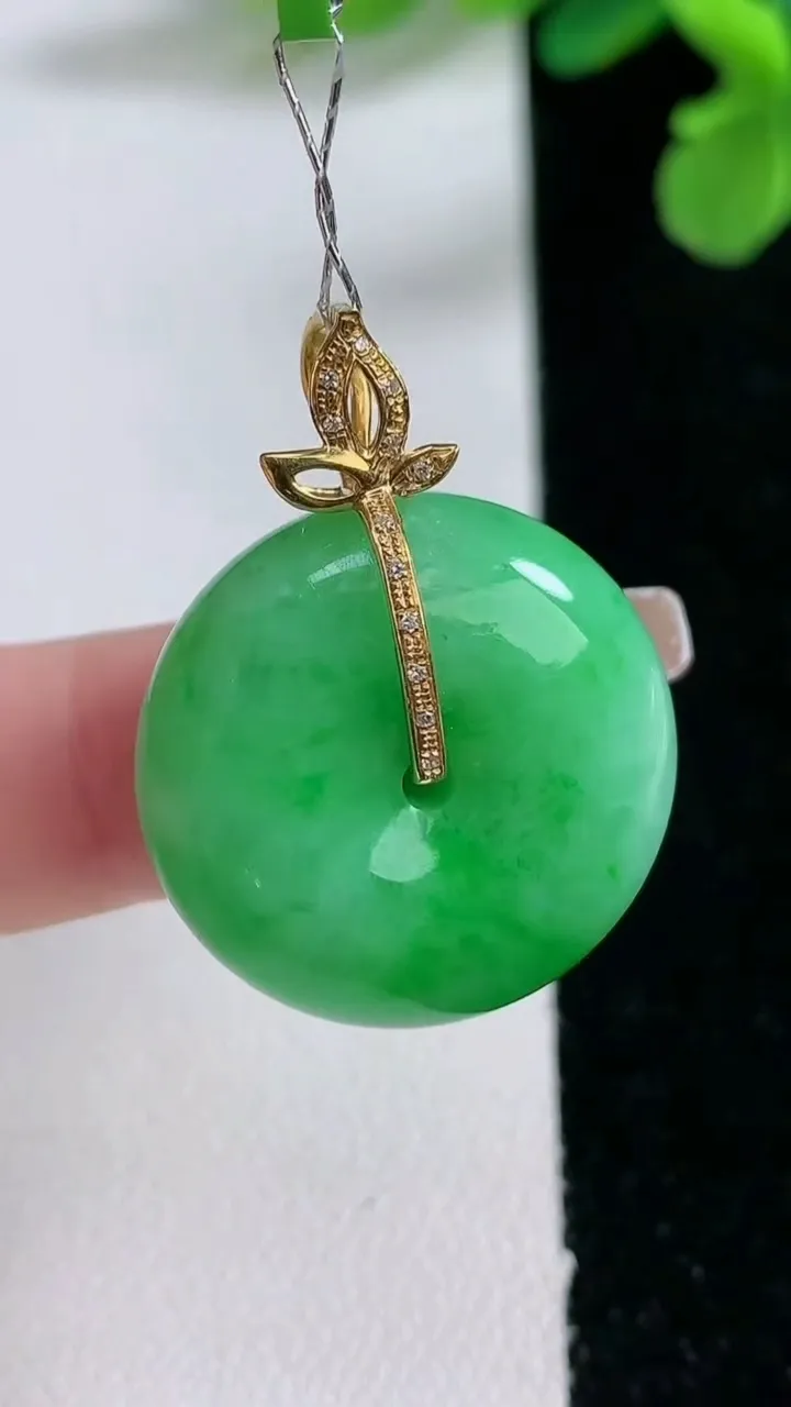 天然A货翡翠平安扣吊坠，尺寸23.7-9.5，重量:12.25g
1月2日