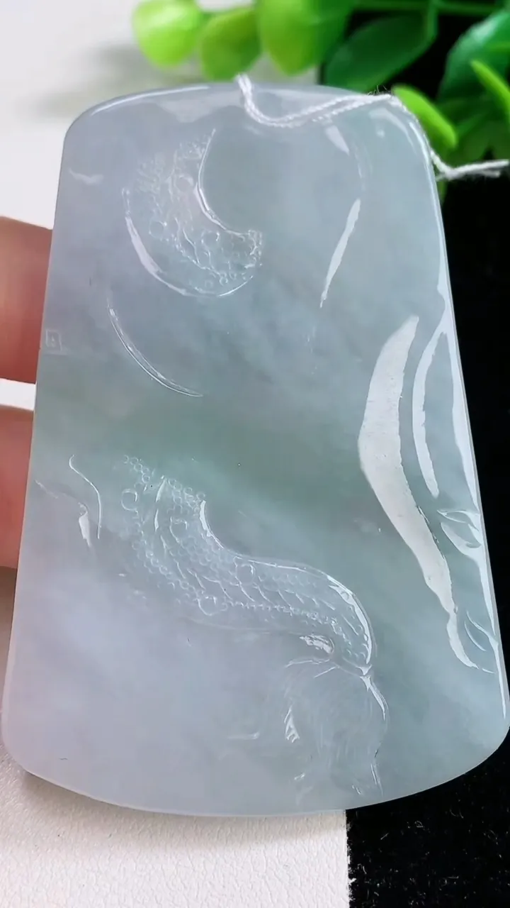 天然A货翡翠御龙不动明王吊坠，尺寸70.6-46.7-4.7，重量:41.96g
1月2日