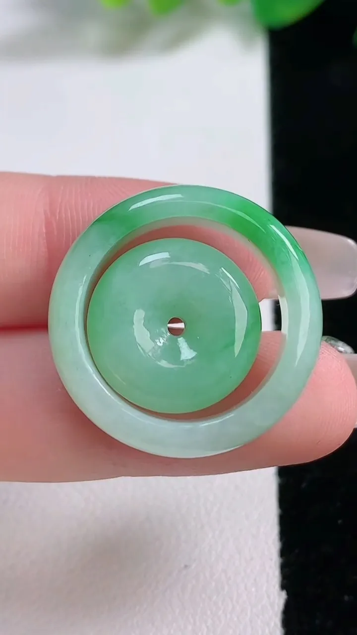 天然A货翡翠母子平安扣吊坠套装，尺寸25-7.2，重量:8.74g
1月2日