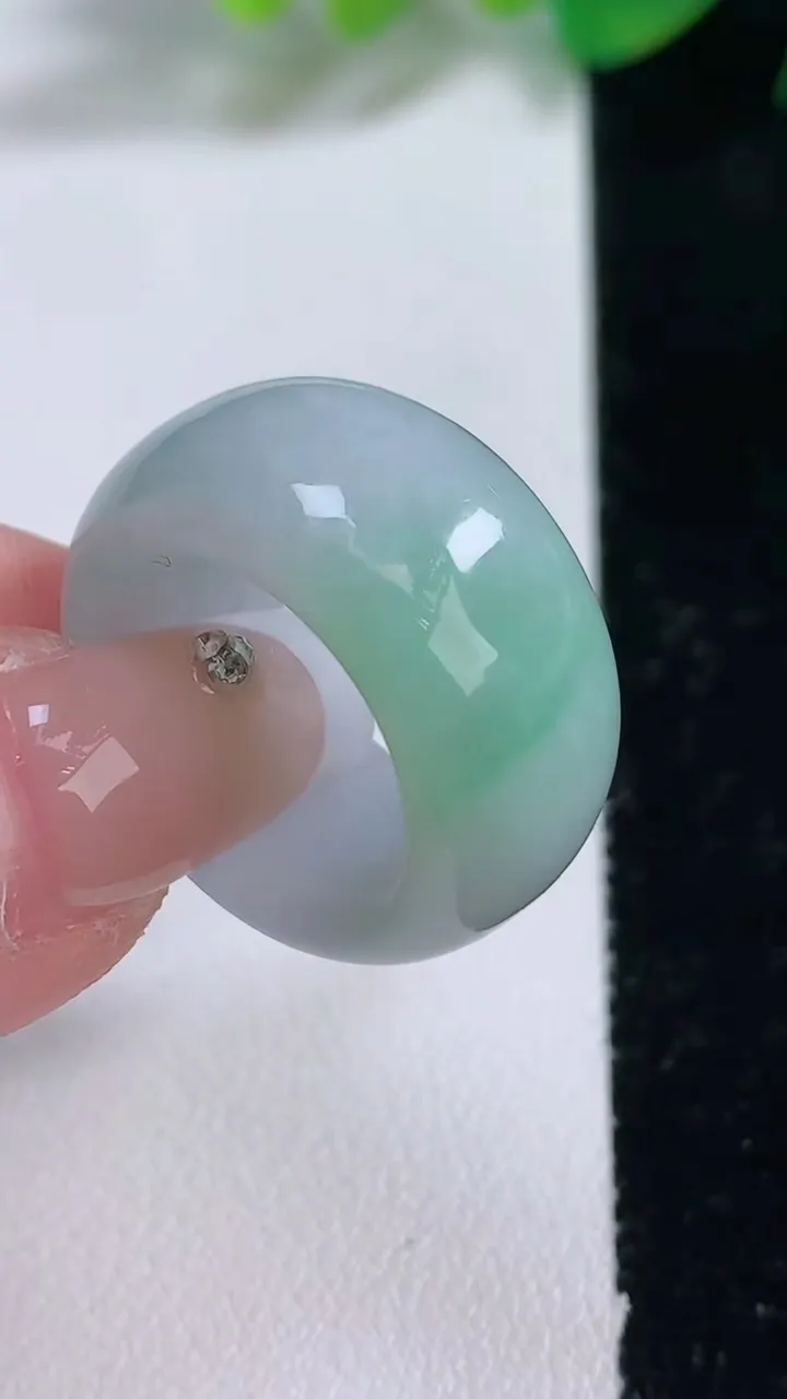 天然A货翡翠指环 扳指 戒指，尺寸17.3-11.6-4，重量:10.15g2026年1月2日
工厂直销收藏佳品,种好水足，色泽均匀，有种有色，上手高大气！