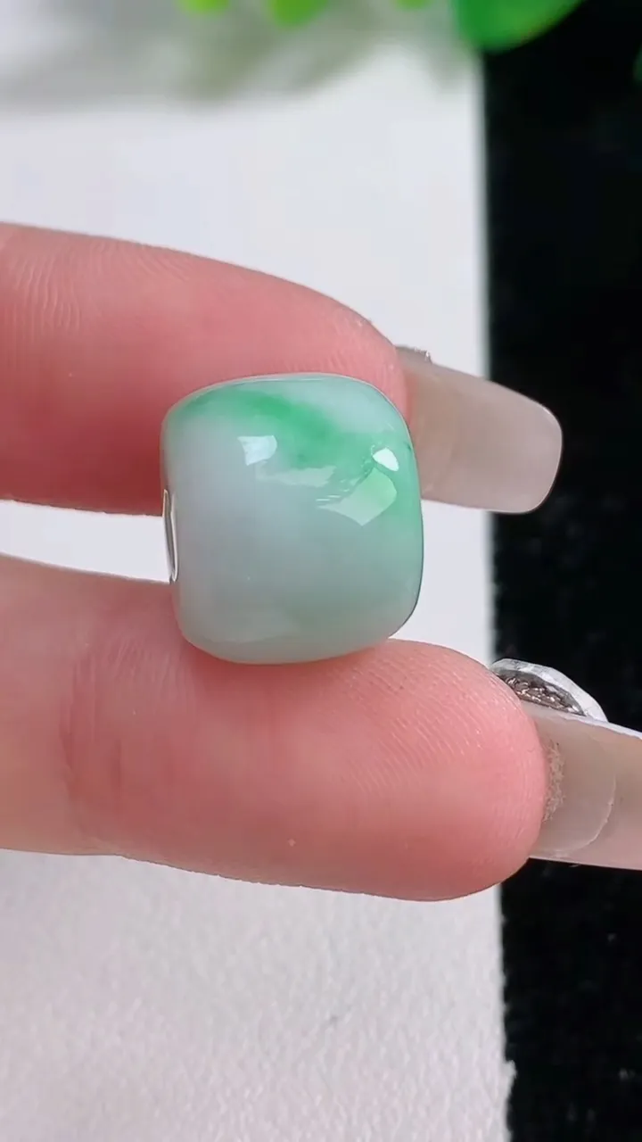 天然A货翡翠路路通吊坠，尺寸11.8-14.4，重量:5.32g
1月2日