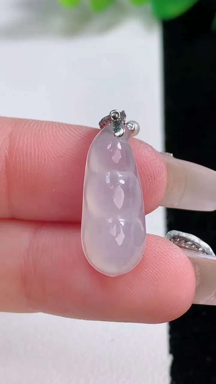 天然A货翡翠种白冰福豆吊坠，尺寸20.8-8.8-5.8，重量:1.89g
1月2日