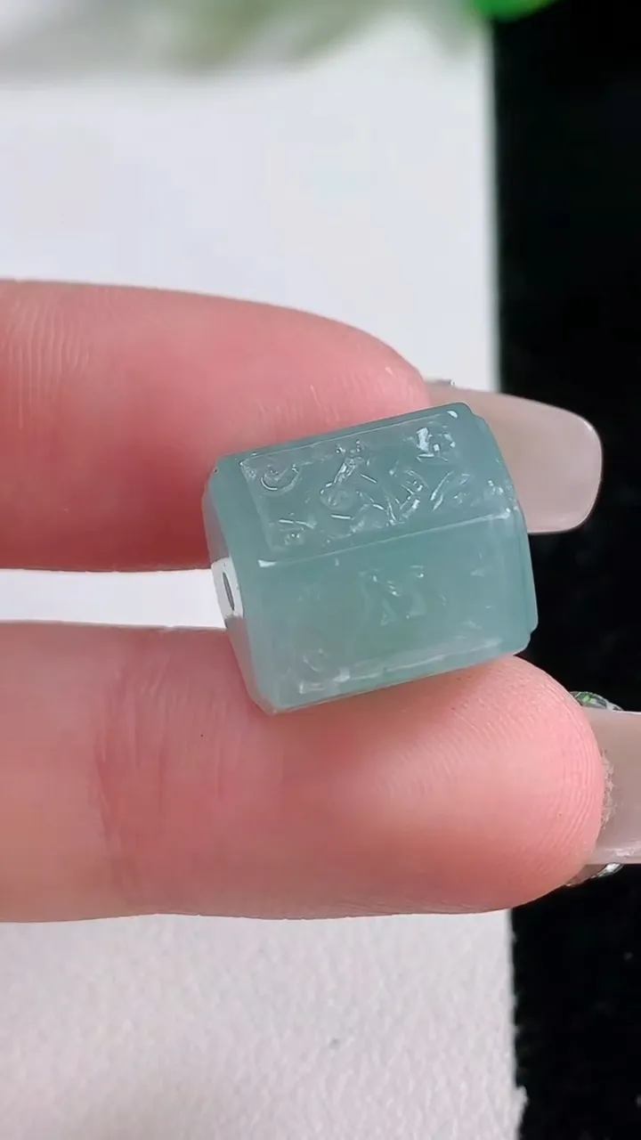 天然A货翡翠六字真言 路路通吊坠，尺寸13.8-12，重量:5.17g
1月2日