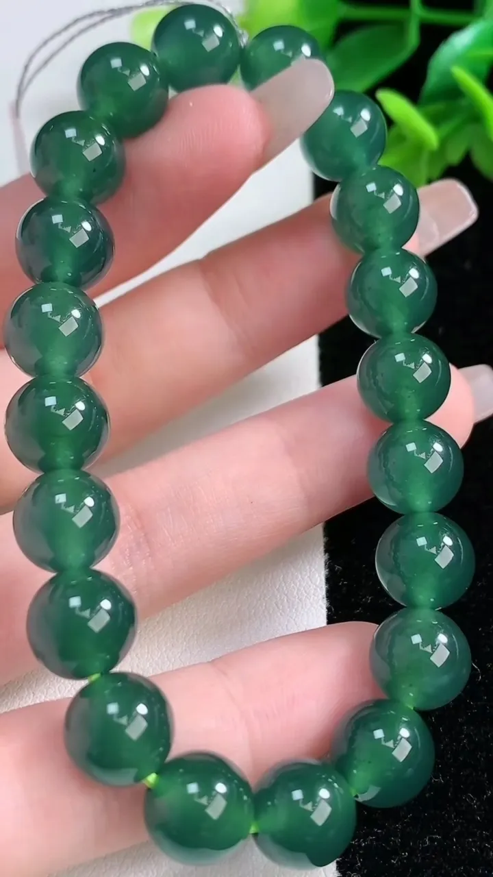 天然A货翡翠圆珠手串20颗，尺寸9.8，重量:33.20g1月2日
工厂直销收藏佳品,种好水足，色泽均匀，有种有色，上手高大气！