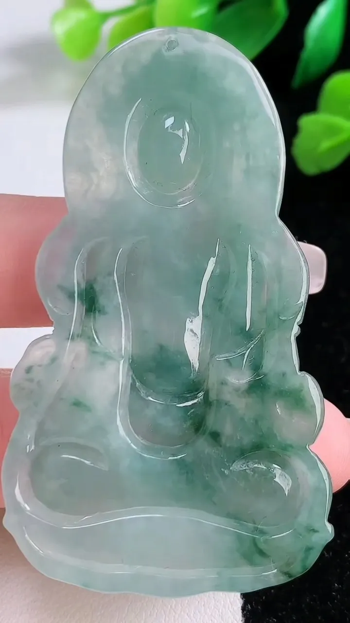 天然A货翡翠冰种飘花度母观音菩萨吊坠，尺寸64.7-36.6-6.5，重:23.80g
1月2日