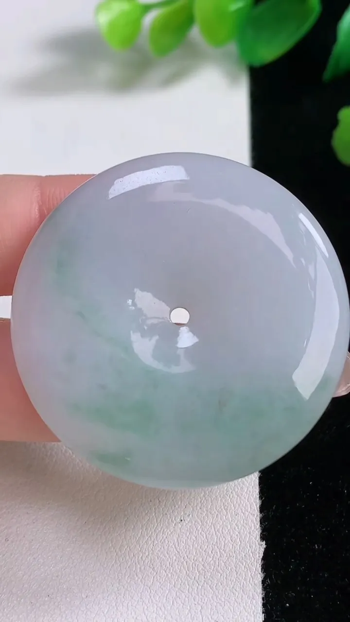 天然A货翡翠平安扣吊坠，尺寸41-6，重量:21.76g
1月2日