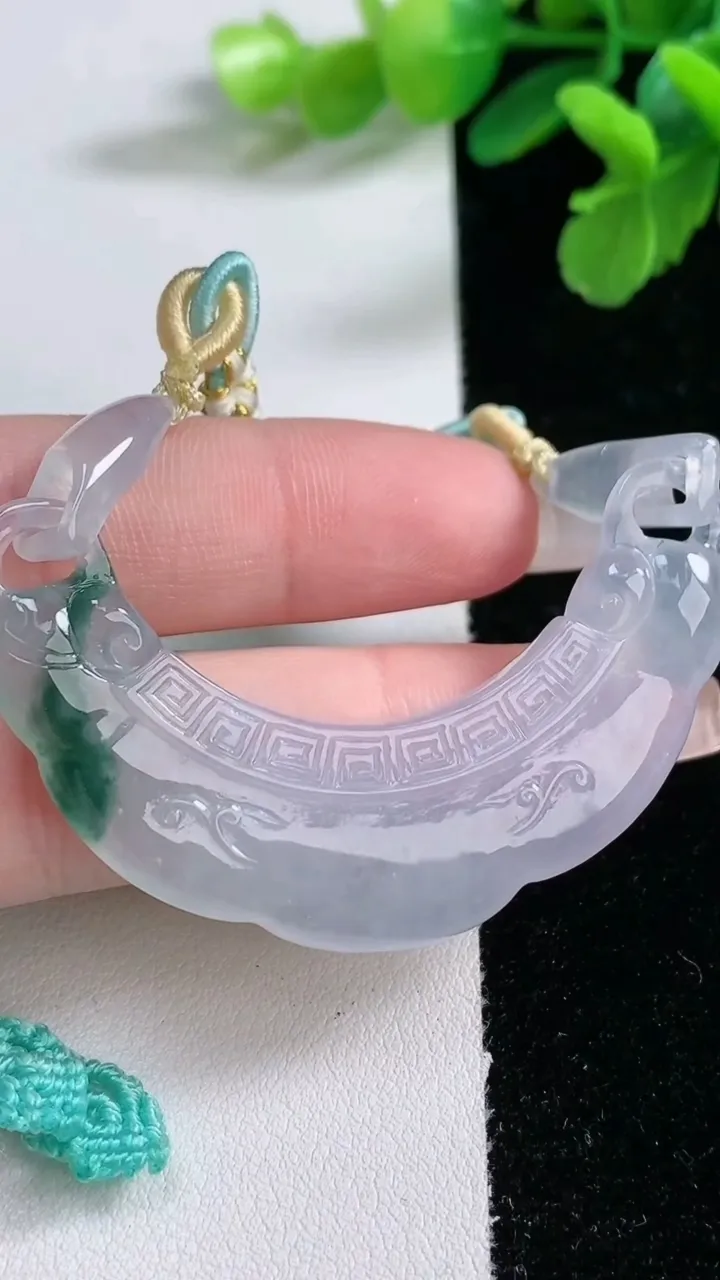 天然A货翡翠冰种飘花平安锁吊坠，尺寸15.8-56.8-6，重量:18.09g
1月2日