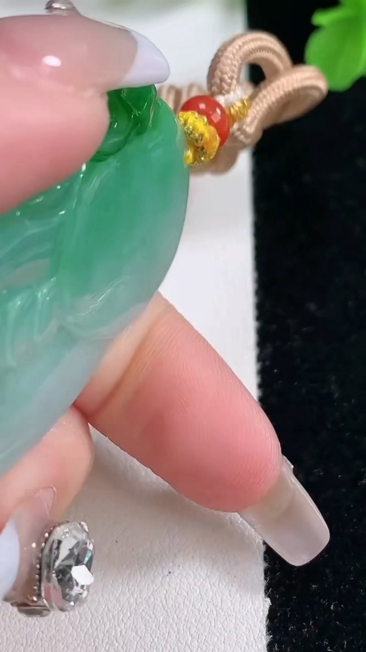 天然A货翡翠财神爷吊坠，尺寸51.6-31.3-13，重量:45.21g
1月2日