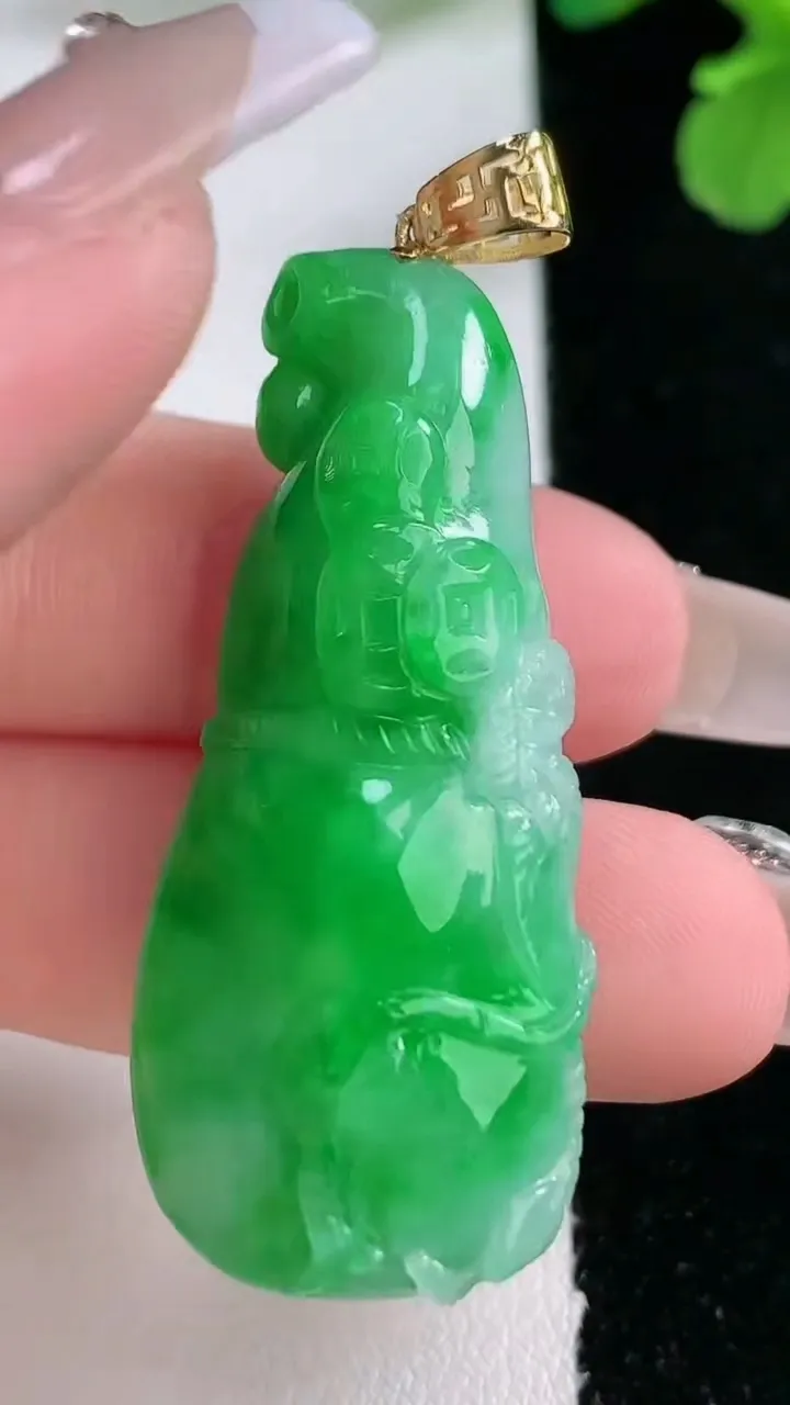 天然A货翡翠葫芦吊坠，尺寸43.5-20-10.6，重量:15.26g
1月2日