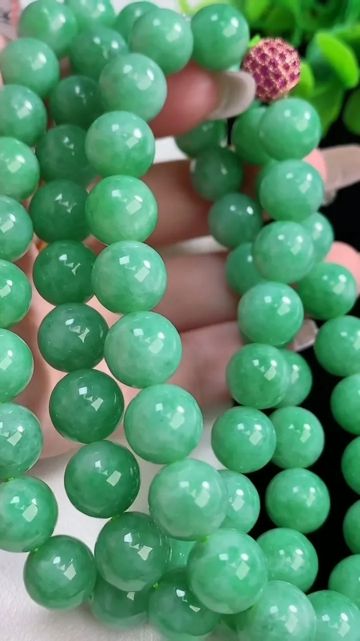 天然A货翡翠圆珠项链66颗，尺寸10，重量:113.88g1月2日
工厂直销收藏佳品,种好水足，色泽均匀，有种有色，上手高大气！