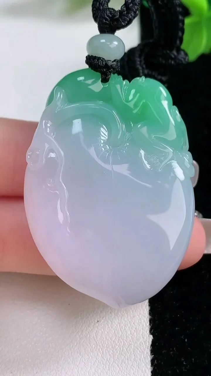 天然A货翡翠灵猴献瑞 寿桃吊坠，尺寸43.2-31.7-11.8，重量:35.28g
1月2日