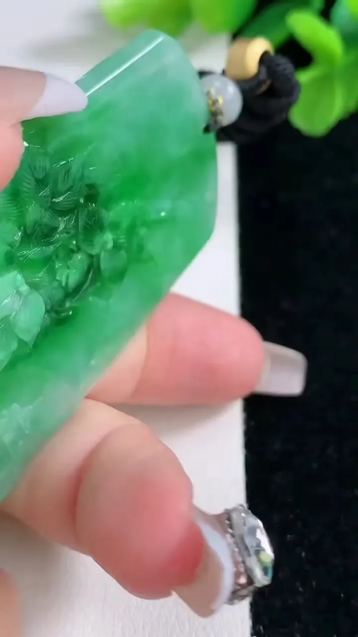 天然A货翡翠山水牌吊坠，尺寸67-39.3-5.3，重量:38.07g
1月2日