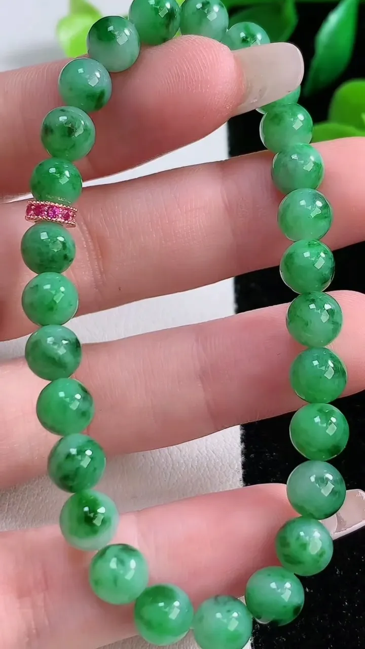 天然A货翡翠圆珠手串27颗，尺寸6.4,重:13.48g1月2日
工厂直销收藏佳品,种好水足，色泽均匀，有种有色，上手高大气！