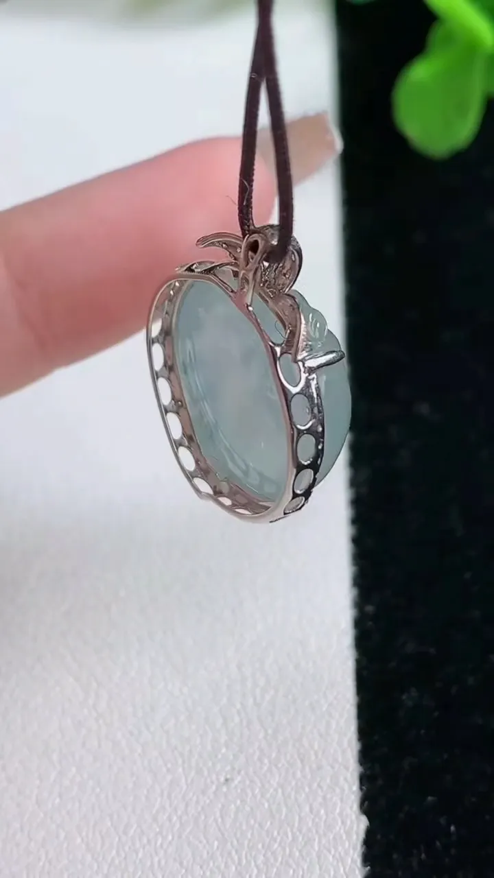 天然A货翡翠寿桃吊坠，尺寸24.7-18.8-7.6裸石18.3-16.5，重量:4.53g
1月2日