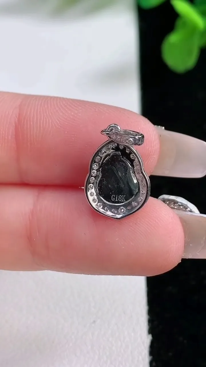 天然A货翡翠葫芦吊坠，尺寸20.6-10-6裸石8-6.2，重量:1.08g
1月2日