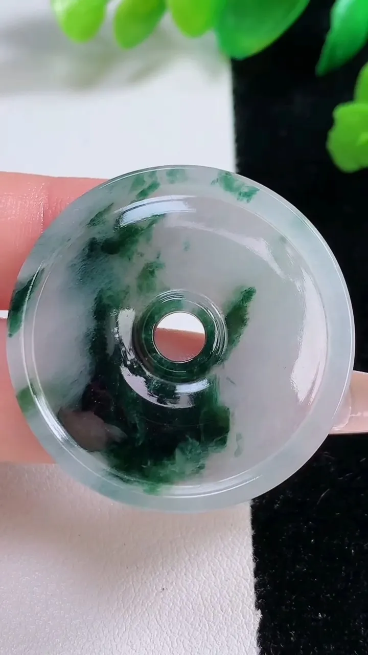 天然A货翡翠冰种飘花平安扣吊坠，尺寸37.5-3.6，重:10.37g
1月2日