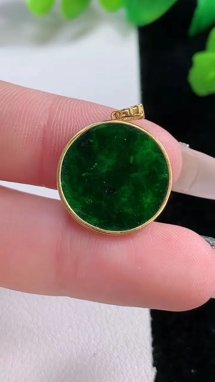 天然A货翡翠无事牌吊坠，尺寸17.5-1.5，重:1.25g
1月2日