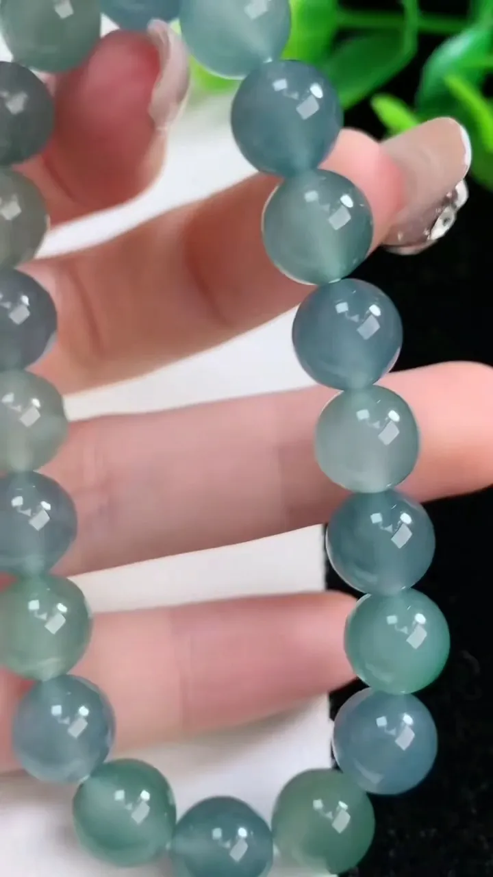 天然A货翡翠种蓝水圆珠手串20颗，尺寸9.8，重量:33.32g1月2日
工厂直销收藏佳品,种好水足，色泽均匀，有种有色，上手高大气！