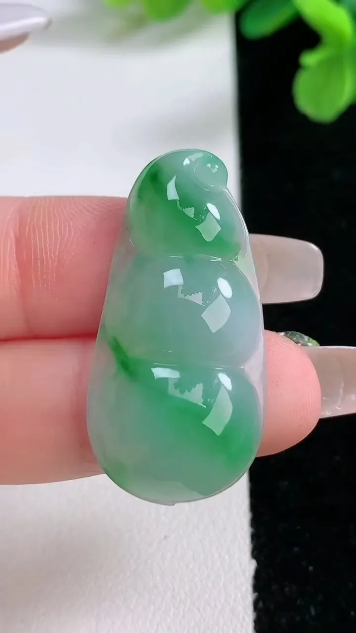 天然A货翡翠福豆吊坠，尺寸35.3-17.4-5.8，重量:5.76g
1月2日