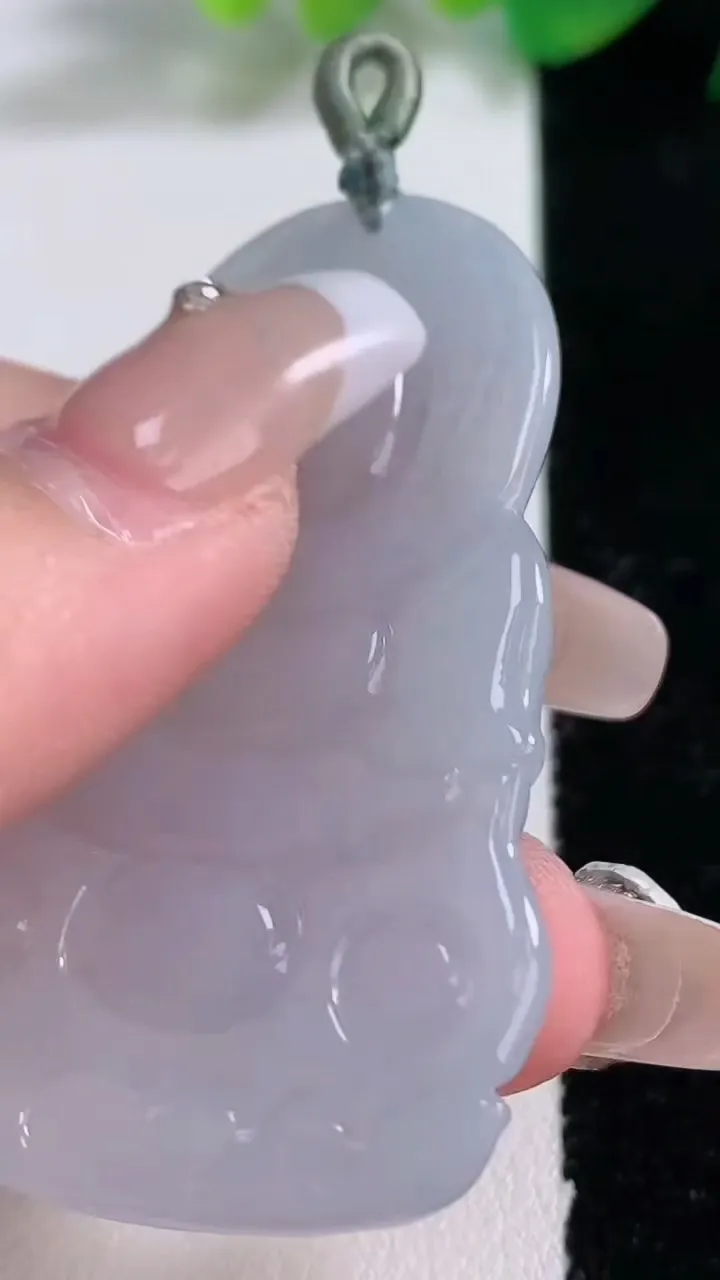 天然A货翡翠观音菩萨吊坠，尺寸53.4-35-5.5，重量:19.04g
1月2日