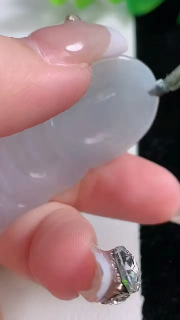 天然A货翡翠观音菩萨吊坠，尺寸53.4-35-5.5，重量:19.04g
1月2日