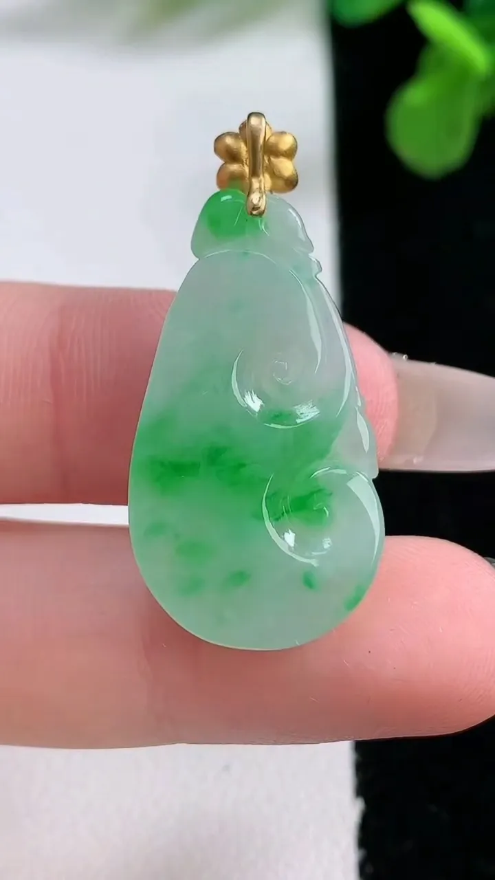 天然A货翡翠如意吊坠，尺寸28.2-16-4.7，重量:3.95g
1月2日