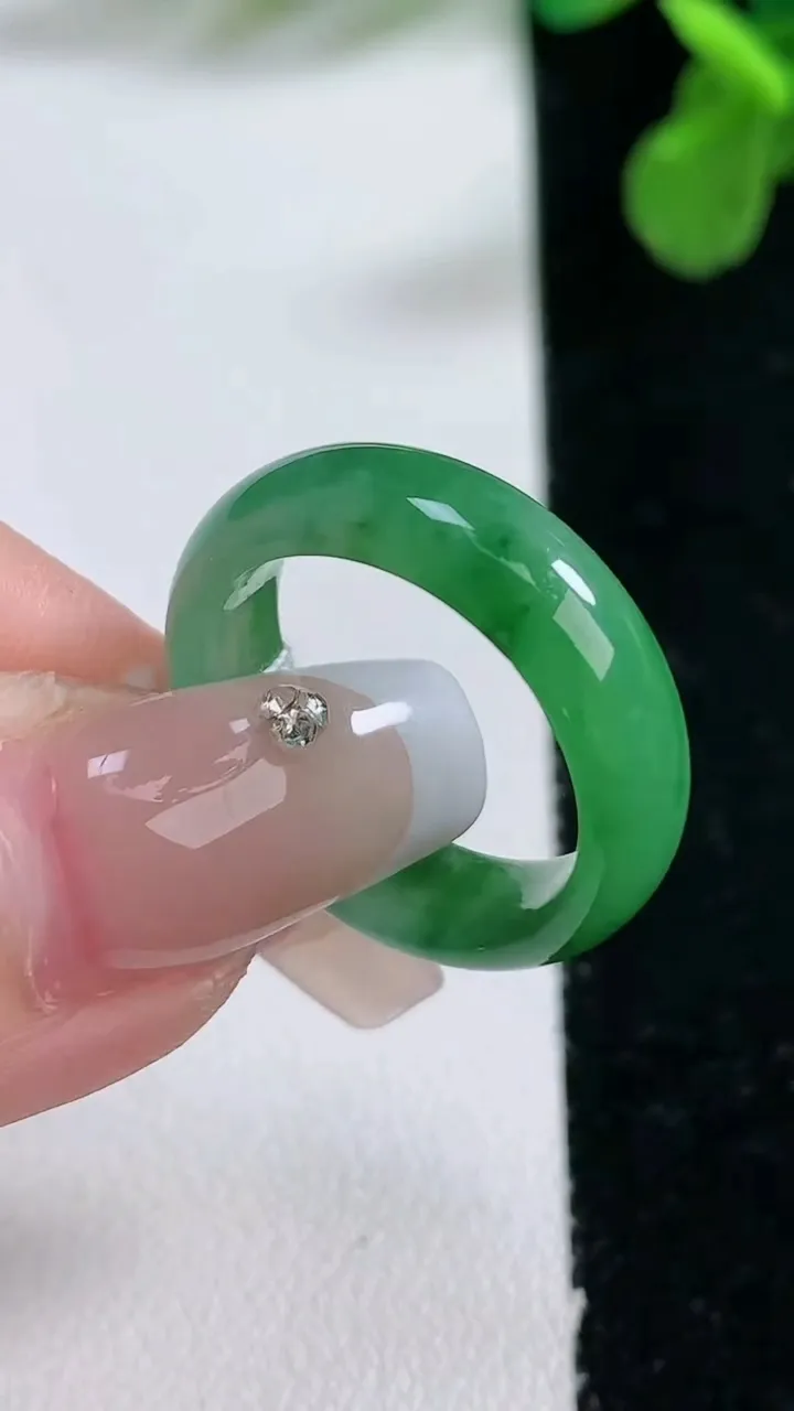 天然A货翡翠指环 戒指，尺寸17.5-5.5-2.9，重量:3.58g2026年1月2日
工厂直销收藏佳品,种好水足，色泽均匀，有种有色，上手高大气！