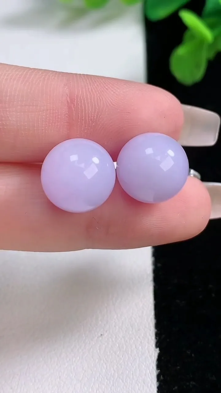 天然A货翡翠紫罗兰圆珠镶嵌件一对，尺寸11.8，重量:5.98g1月2日
工厂直销收藏佳品,种好水足，色泽均匀，有种有色，上手高大气！