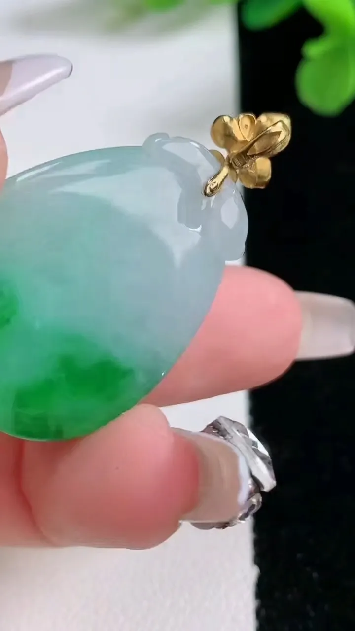 天然A货翡翠福瓜吊坠，尺寸32-23.5-6，重量:9.59g
1月2日