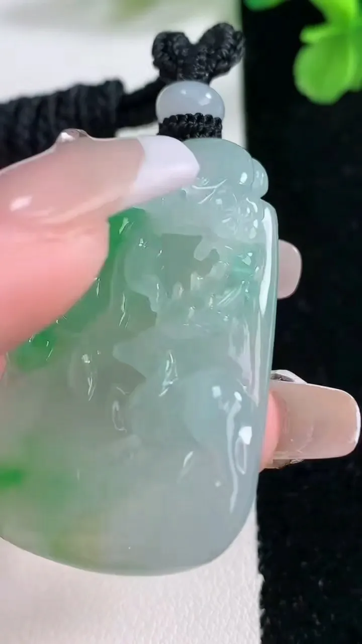 天然A货翡翠梅花鹿吊坠，尺寸44.4-29.2-8.2，重量:22.06g
1月2日