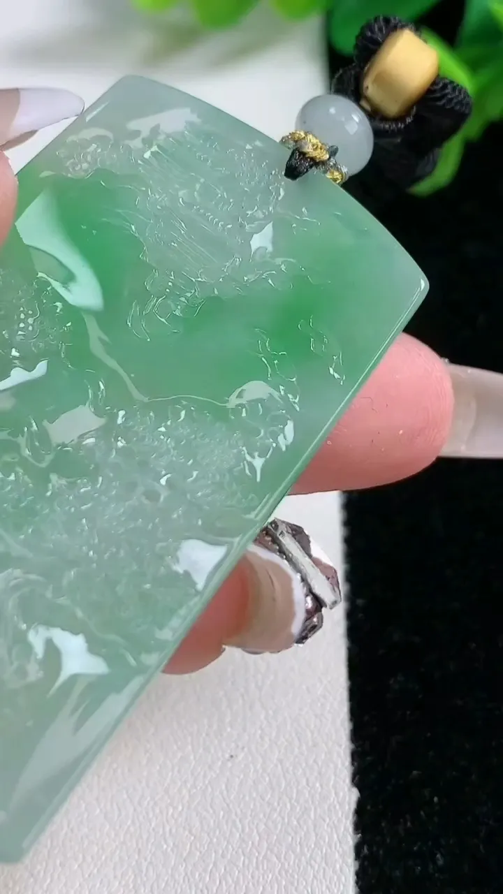 天然A货翡翠山水牌吊坠，尺寸56.2-32-4.5，重量:25.43g
1月2日