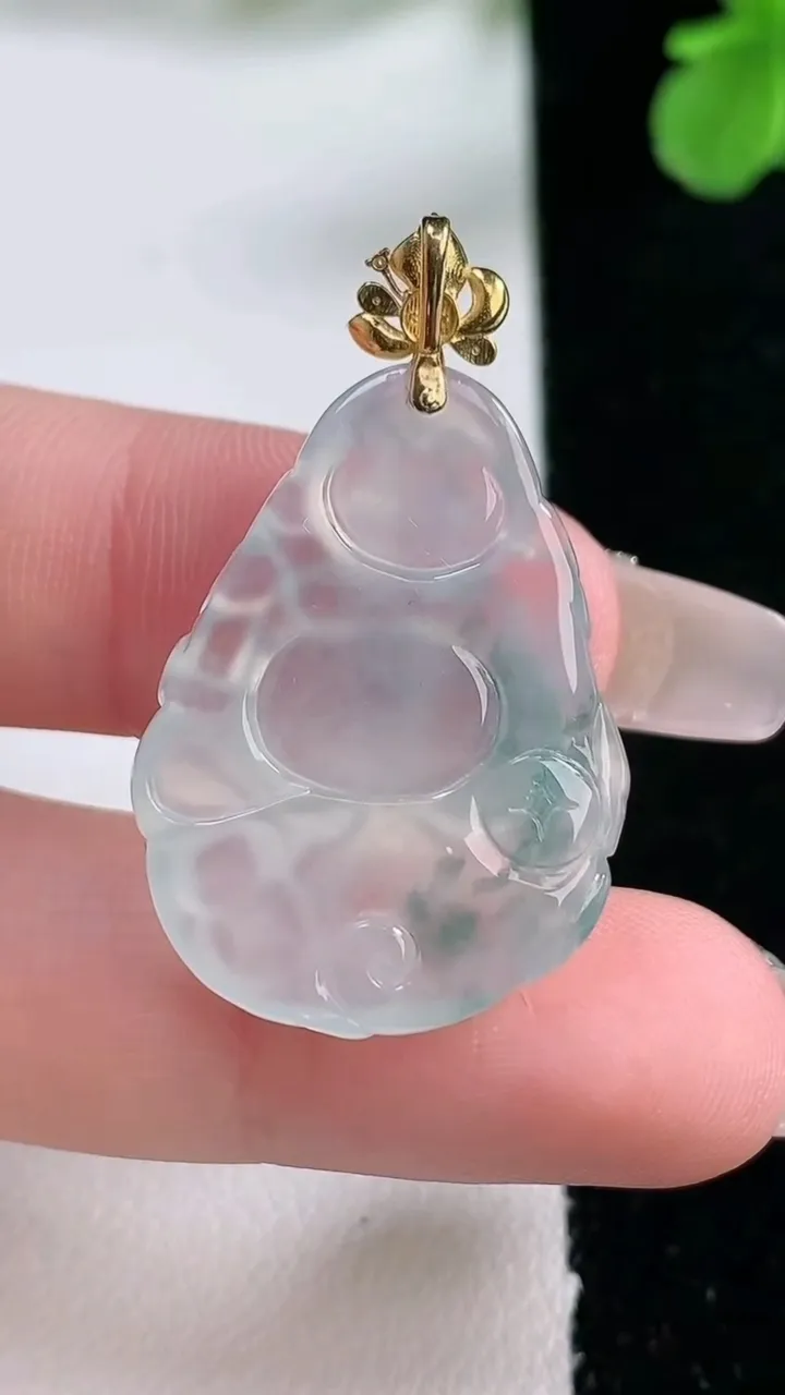 天然A货翡翠种飘花弥勒佛公吊坠，尺寸28.8-20.5-4.5，重量:6.02g
1月2日