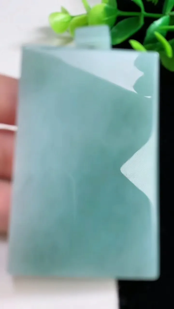 天然A货翡翠无事牌吊坠，尺寸67.8-43.4-6.6，重量:67.37g
1月2日