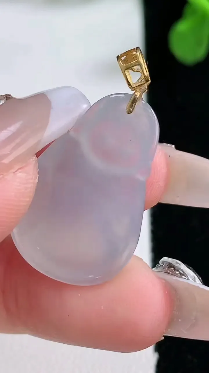 天然A货翡翠种白冰弥勒佛公吊坠，尺寸25.4-17.7-6.4，重量:4.46g
1月2日