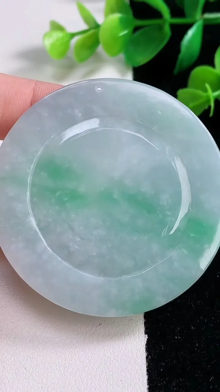 天然A货翡翠观音菩萨吊坠，尺寸56.5-7，重:43.93g
1月2日