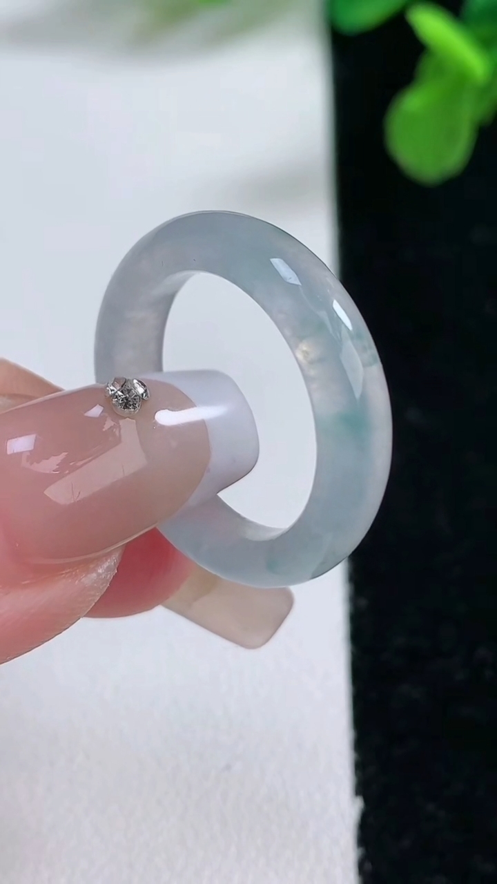 天然A货翡翠冰种飘花指环 戒指，尺寸17.8-4.9-3.3，重量:3.46g2026年1月2日
工