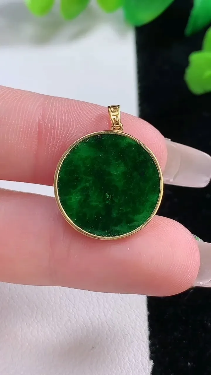 天然A货翡翠无事牌吊坠，尺寸17.5-1.5，重:1.25g
1月2日