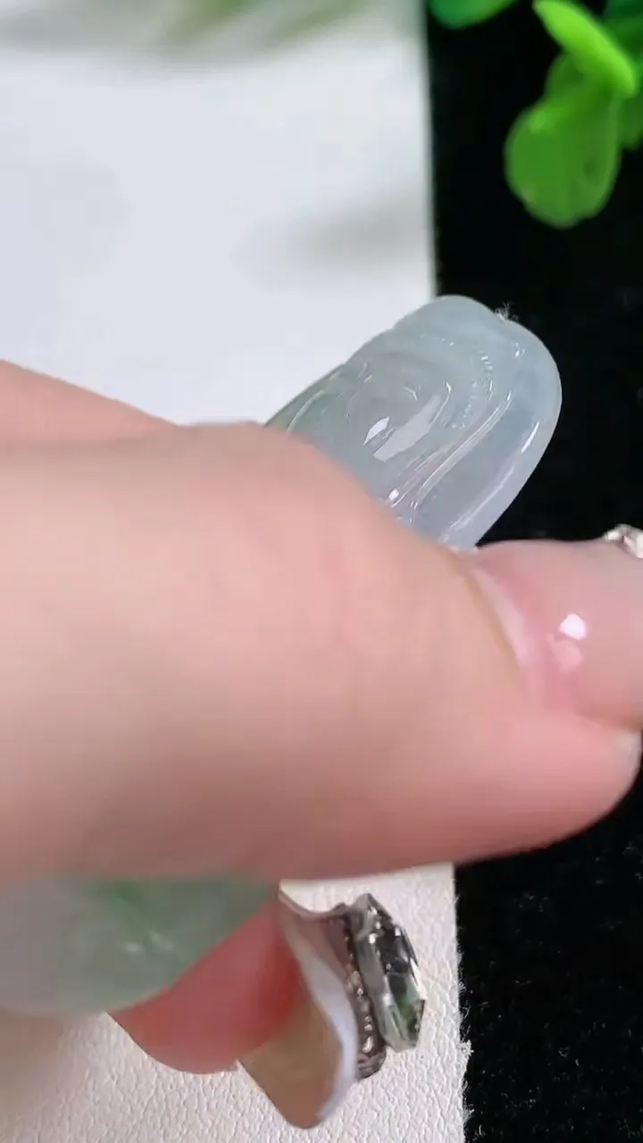 天然A货翡翠观音菩萨吊坠，尺寸51.6-35.3-5.5，重量:17.59g
1月2日