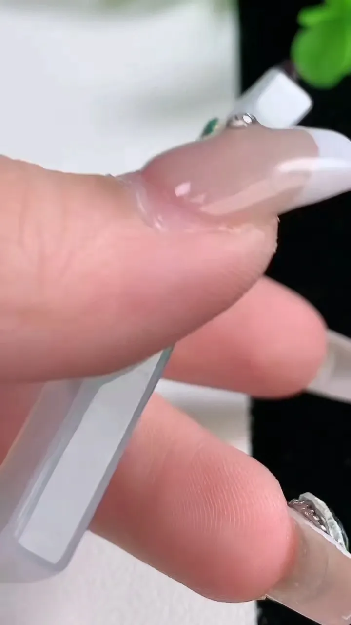 天然A货翡翠种飘花仿古无事牌吊坠，尺寸45.2-22.4-5.8，重量:20.14g
1月2日