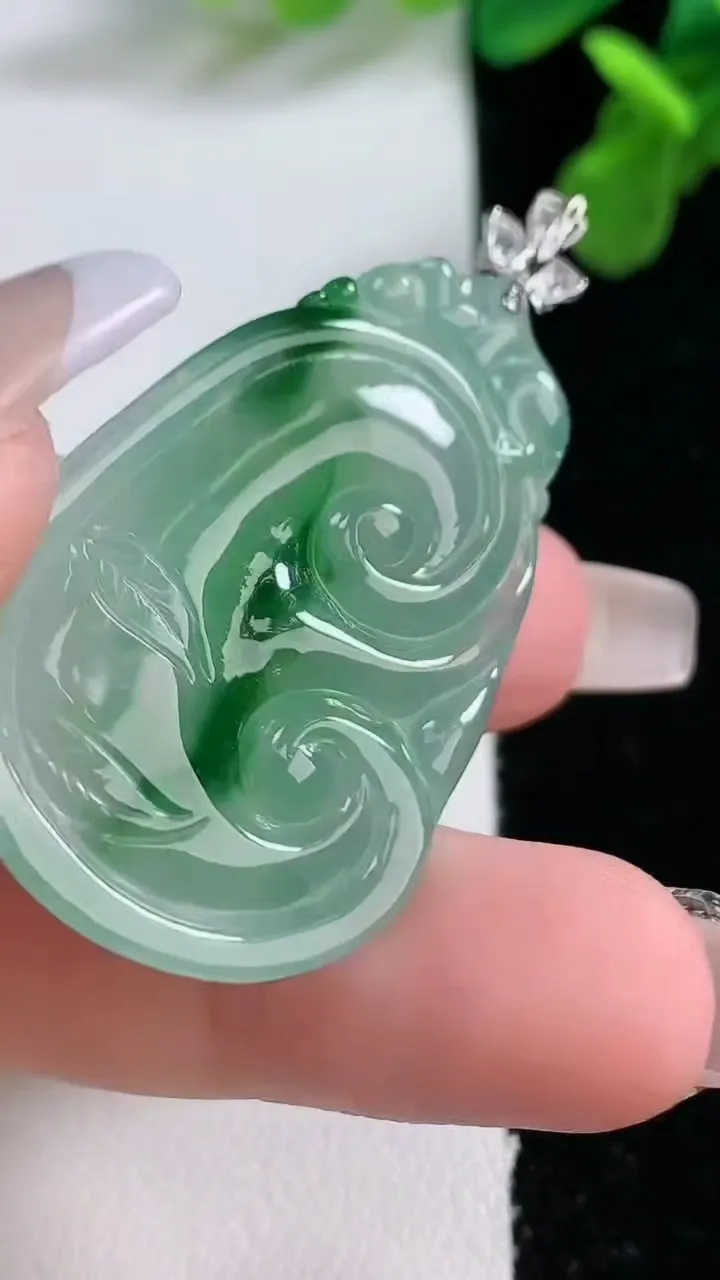 天然A货翡翠如意吊坠，尺寸40-26-5.6，重量:11.64g
1月2日