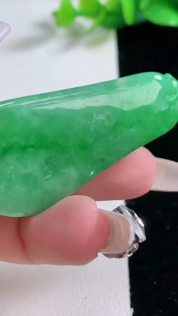 天然A货翡翠福瓜吊坠，尺寸50-24-7.5，重:17.34g
1月2日