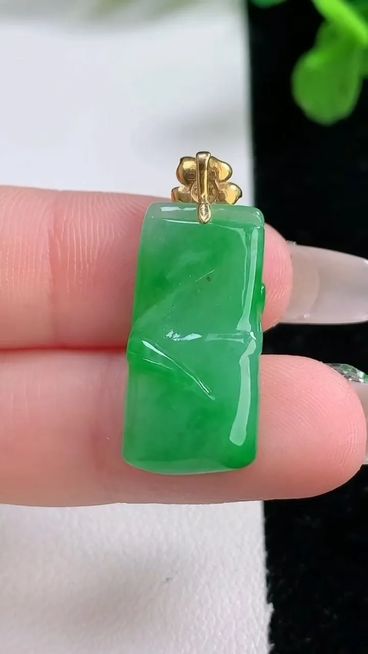 天然A货翡翠节节高升 竹节吊坠，尺寸24-11.7-6.5，重量:3.84g
1月2日