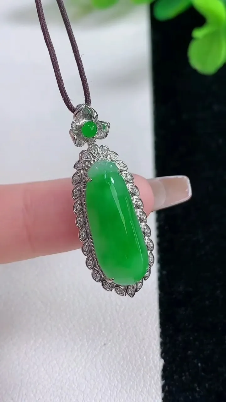 天然A货翡翠福瓜吊坠，尺寸32.2-11.8-8.3裸石20.4-8，重量:3.14g
1月2日